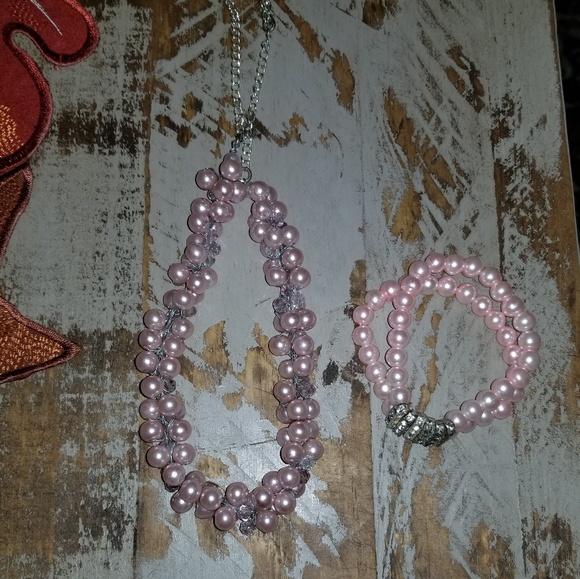Jewelry - Pink pearl necklace and bracelet